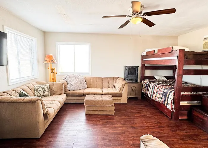 Country house Desert View Retreat - Sleeps 22, Game Garage, Near Skywalk & Mead *