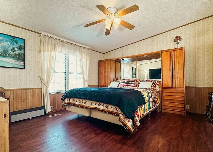 Country house Desert View Retreat - Sleeps 22, Game Garage, Near Skywalk & Mead *
