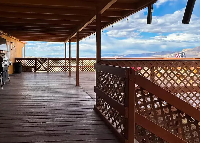 Desert View Retreat - Sleeps 22, Game Garage, Near Skywalk & Mead Country house Meadview