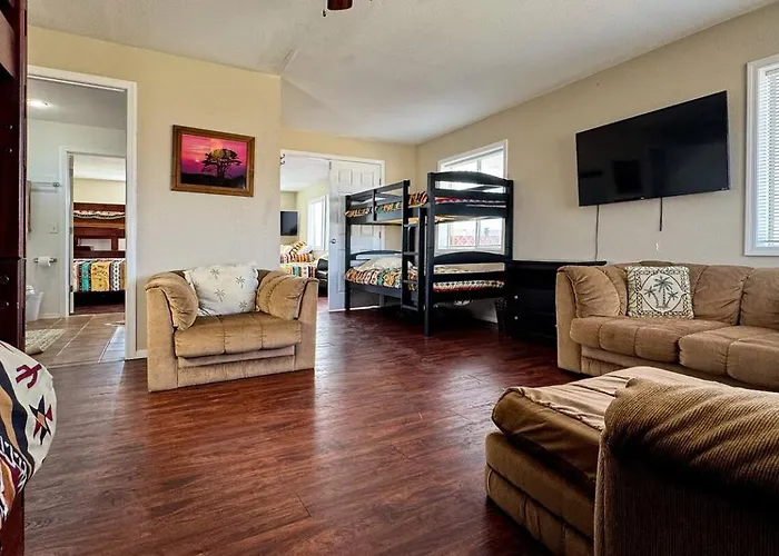 Desert View Retreat - Sleeps 22, Game Garage, Near Skywalk & Mead Country house Meadview