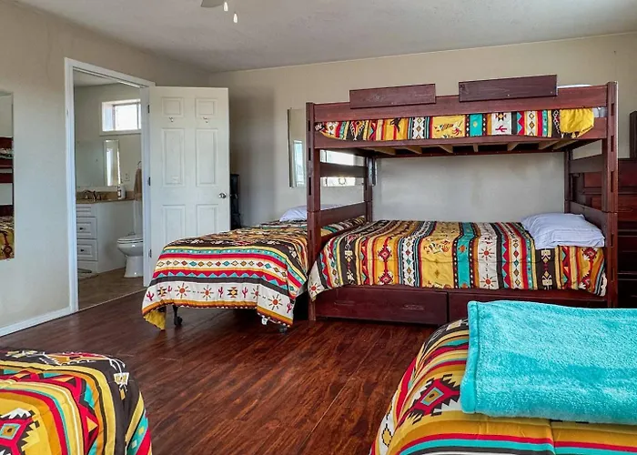 Country house Desert View Retreat - Sleeps 22, Game Garage, Near Skywalk & Mead *